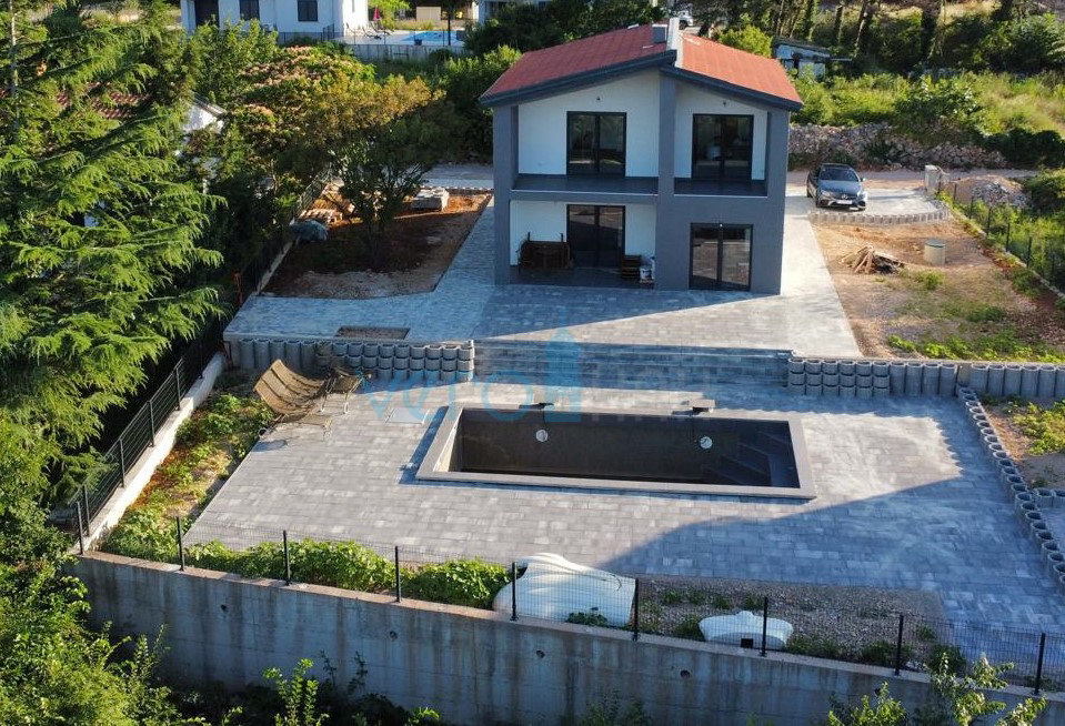 Vrbnik, otok Krk, dinamična samostojna hiša z bazenom in velikim vrtom
