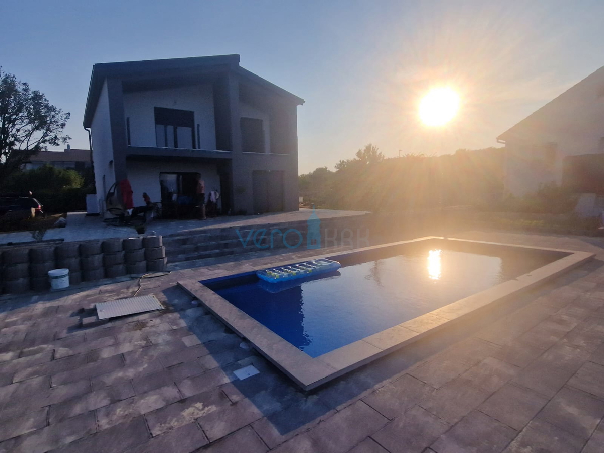 Vrbnik, otok Krk, dinamična samostojna hiša z bazenom in velikim vrtom