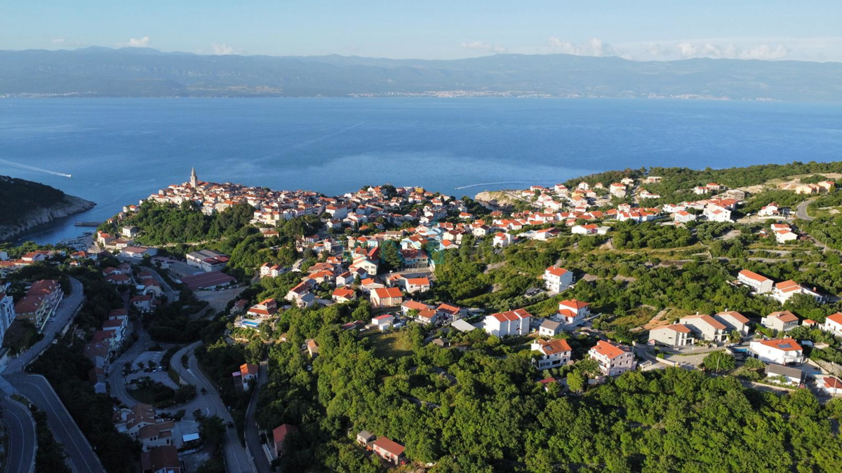 Vrbnik, otok Krk, dinamična samostojna hiša z bazenom in velikim vrtom