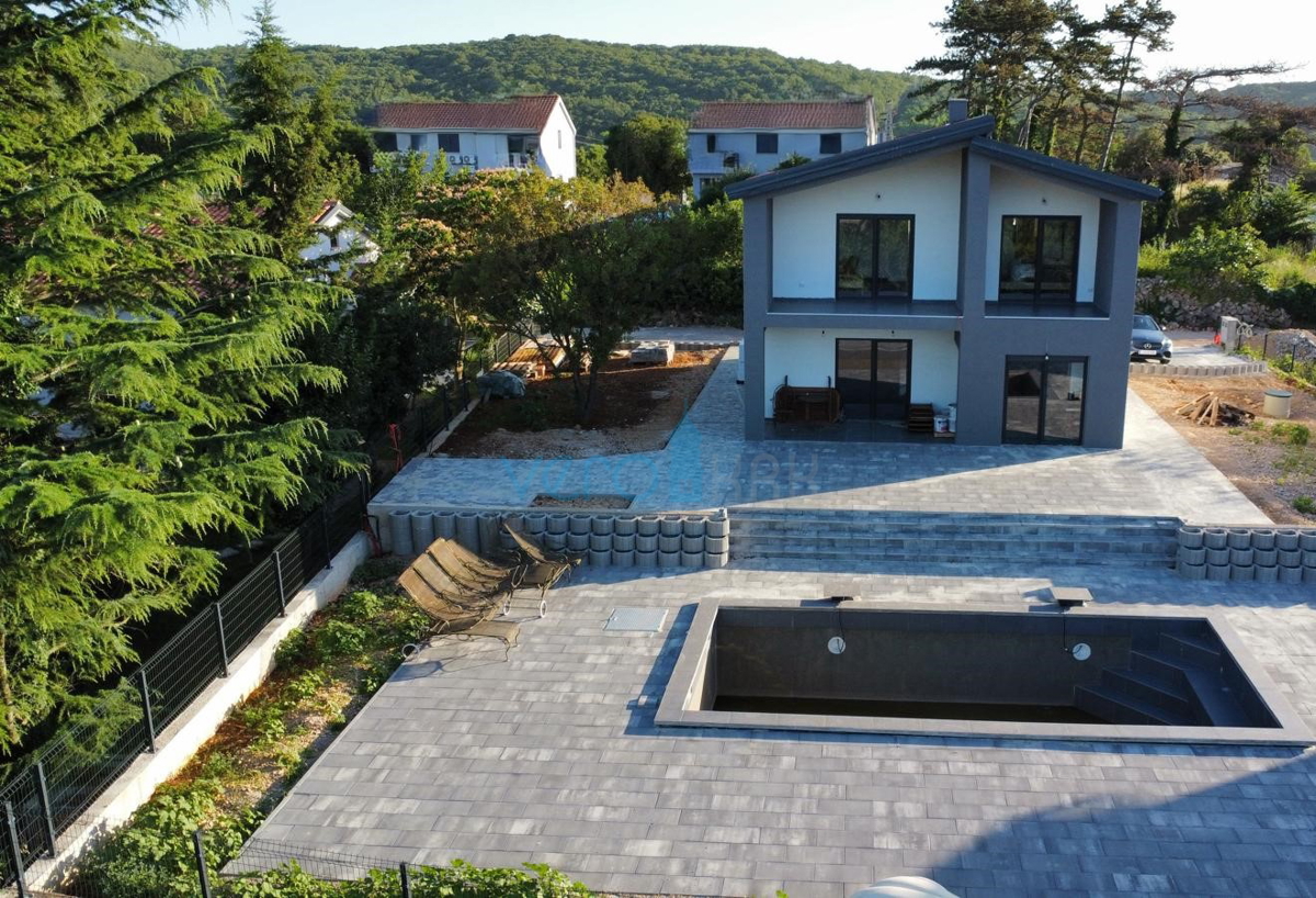 Vrbnik, otok Krk, dinamična samostojna hiša z bazenom in velikim vrtom