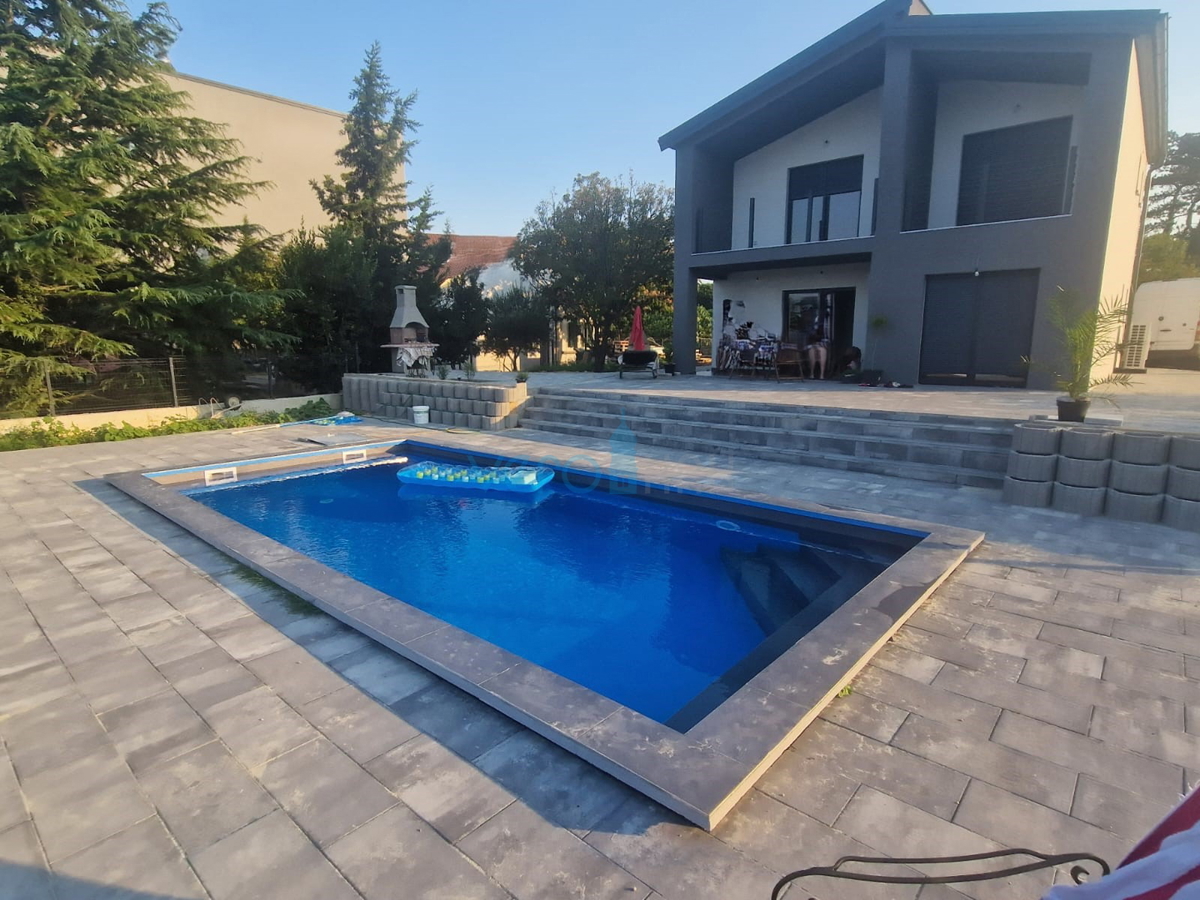 Vrbnik, otok Krk, dinamična samostojna hiša z bazenom in velikim vrtom