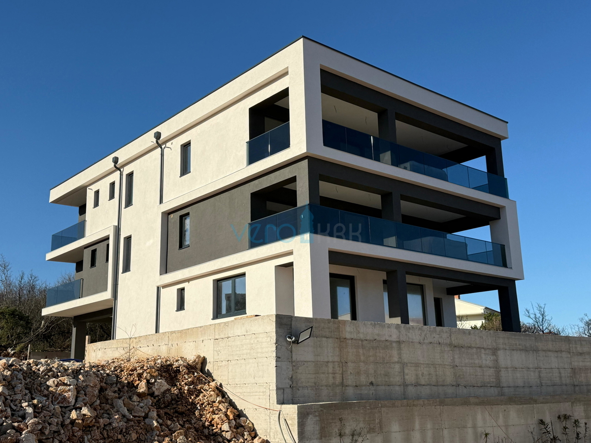 Vrbnik, otok Krk, novogradnja, dva stanovanja 155 m2, 1. nadstropje, velika terasa, masažna kad, razgled, prodaja