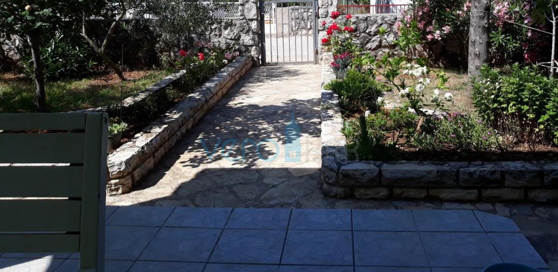 Otok Krk, Omišalj, Samostojna enonadstropna hiša z vrtom, prodamo