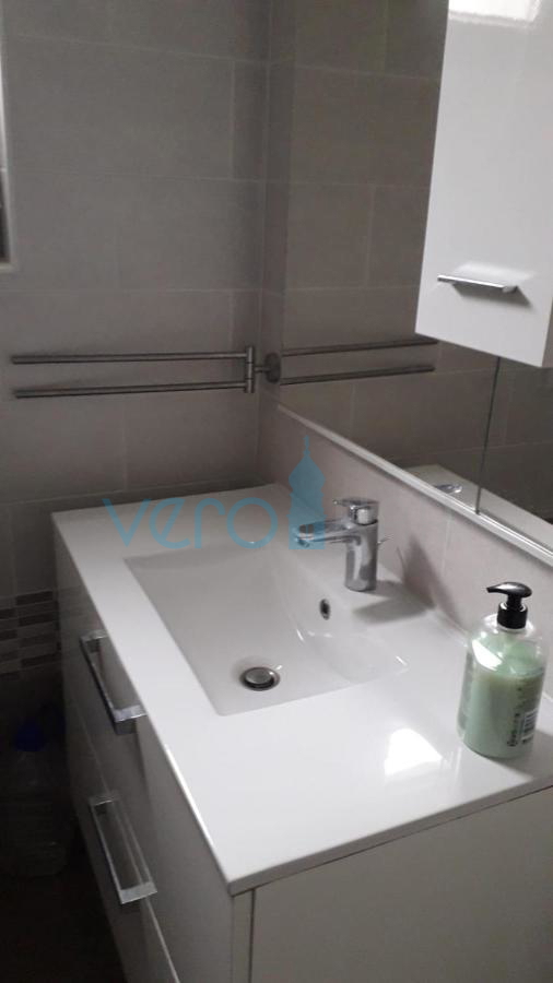 Otok Krk, Omišalj, Samostojna enonadstropna hiša z vrtom, prodamo
