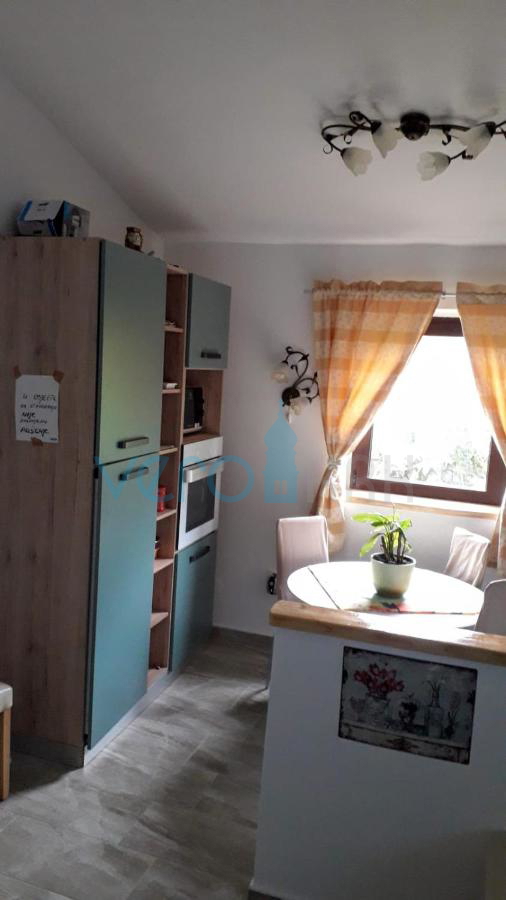 Otok Krk, Omišalj, Samostojna enonadstropna hiša z vrtom, prodamo
