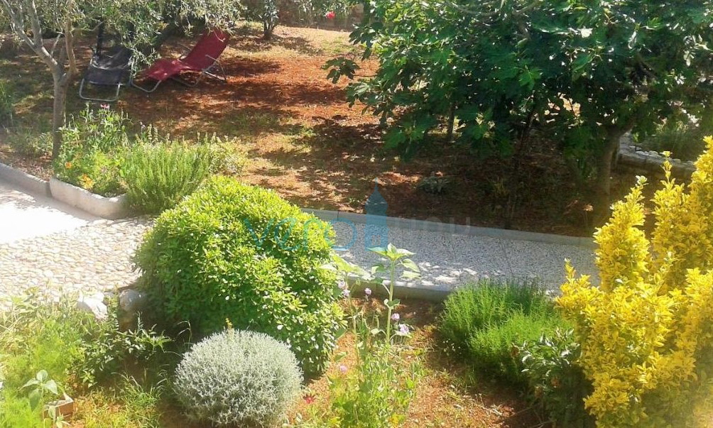 Otok Krk, Omišalj, Samostojna enonadstropna hiša z vrtom, prodamo