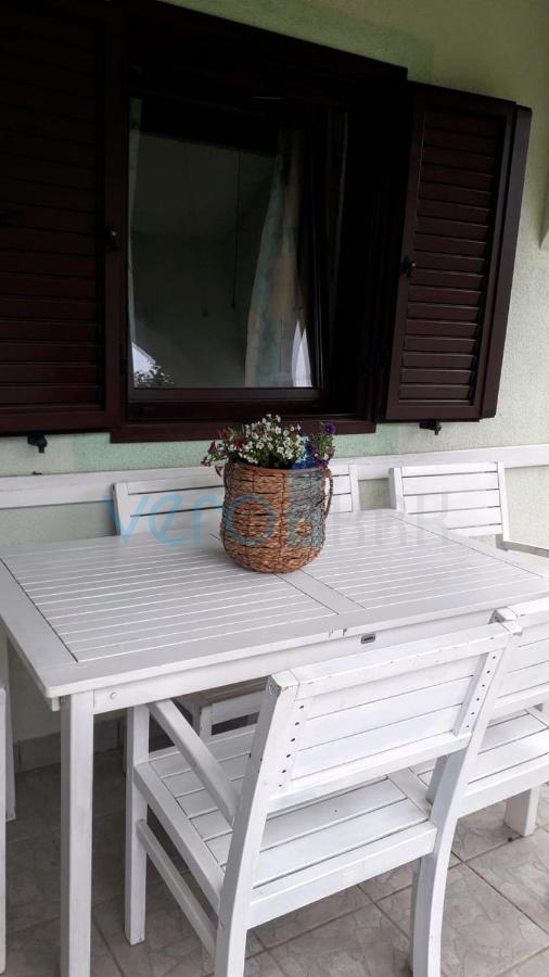 Otok Krk, Omišalj, Samostojna enonadstropna hiša z vrtom, prodamo