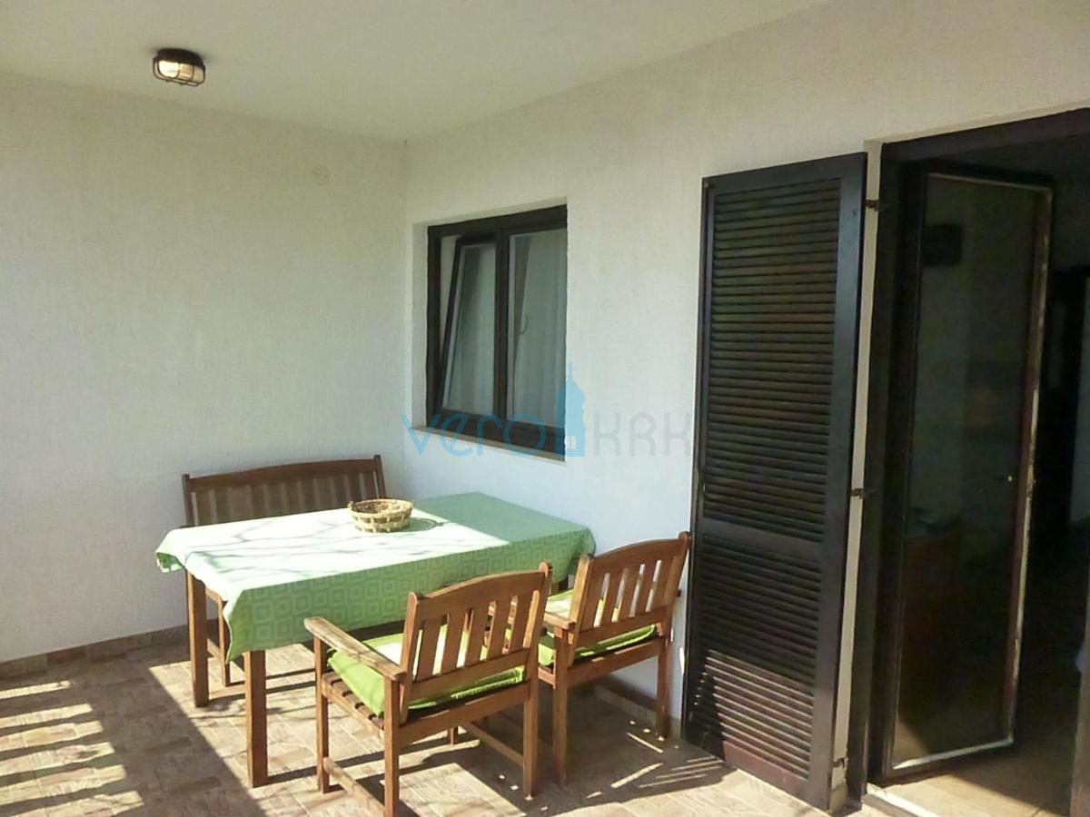 Otok Krk, Omišalj, samostojna hiša s 5 apartmaji, 170 m od morja, prodaja