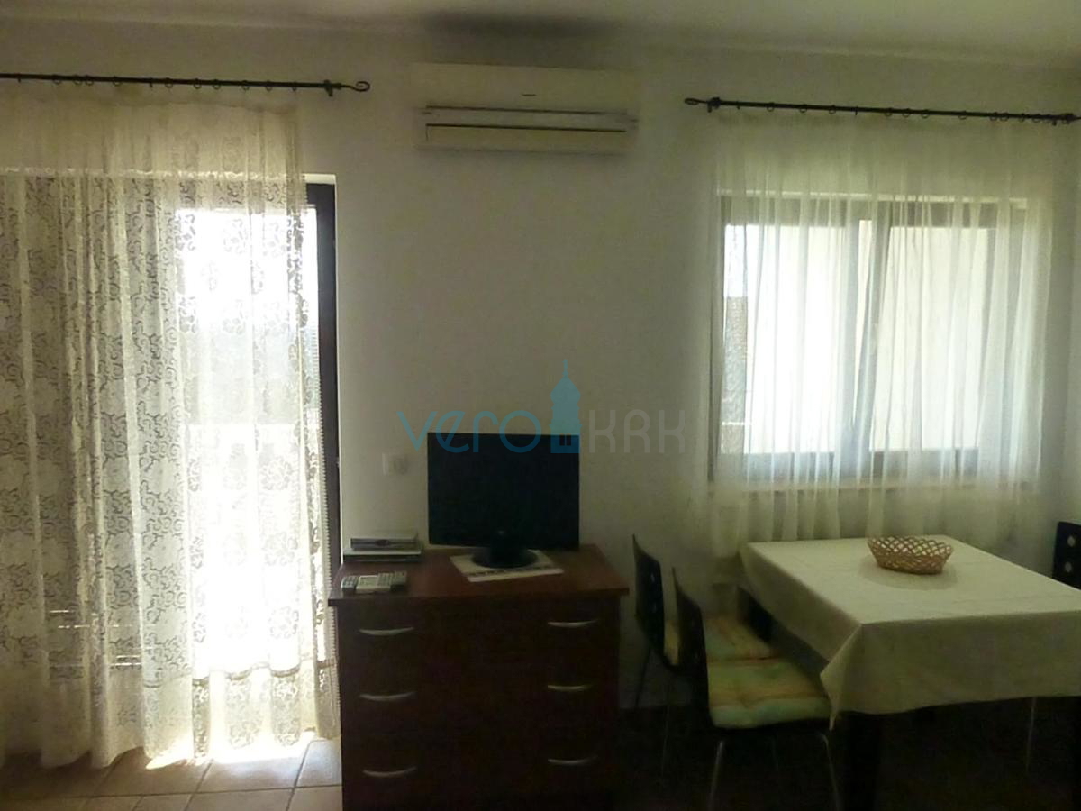 Otok Krk, Omišalj, samostojna hiša s 5 apartmaji, 170 m od morja, prodaja