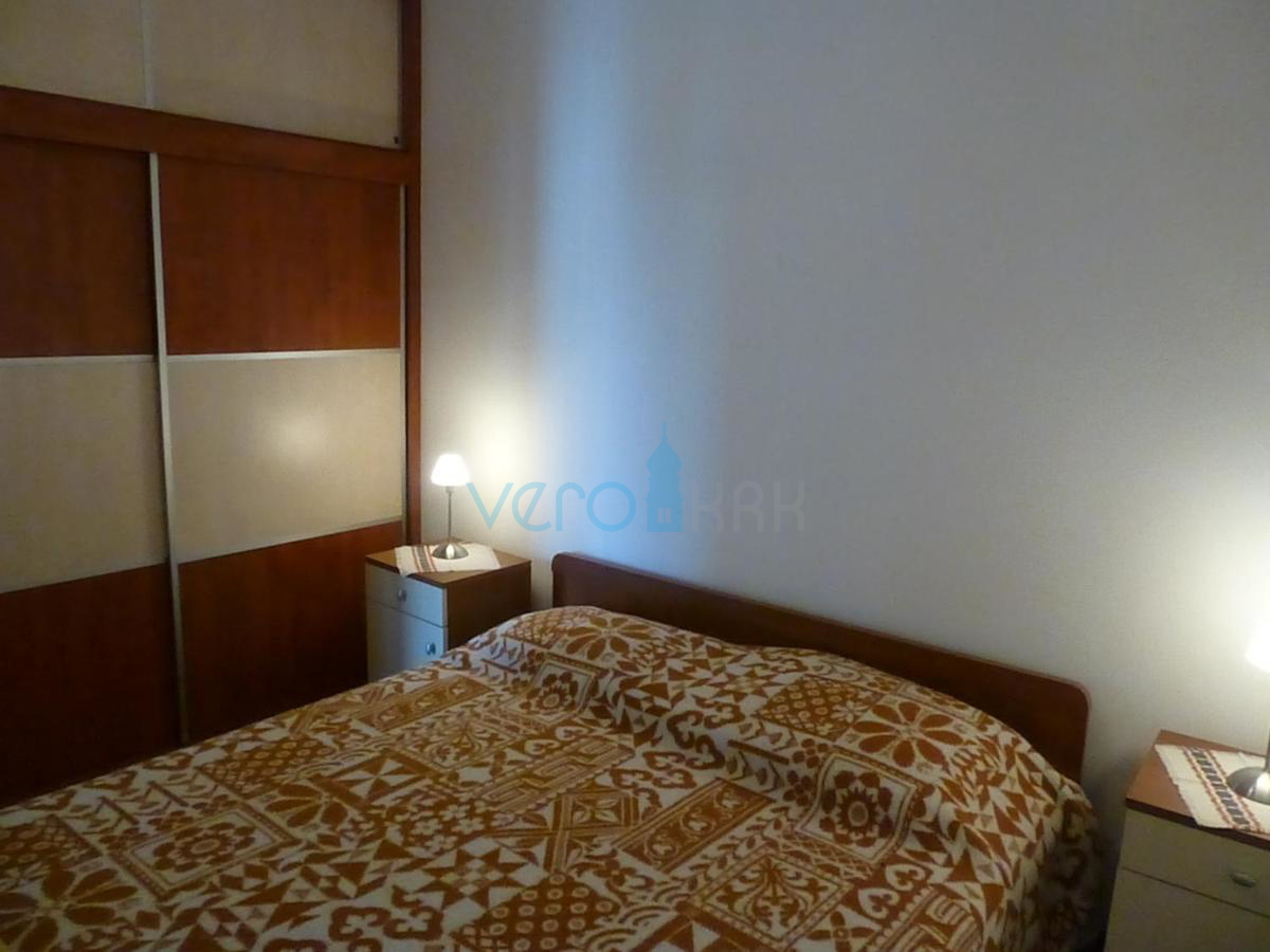 Otok Krk, Omišalj, samostojna hiša s 5 apartmaji, 170 m od morja, prodaja