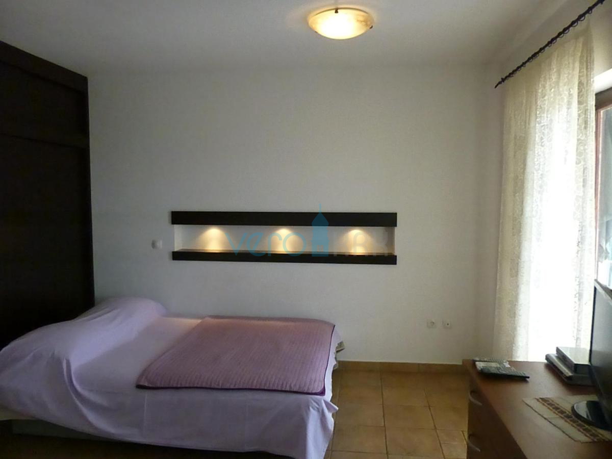 Otok Krk, Omišalj, samostojna hiša s 5 apartmaji, 170 m od morja, prodaja