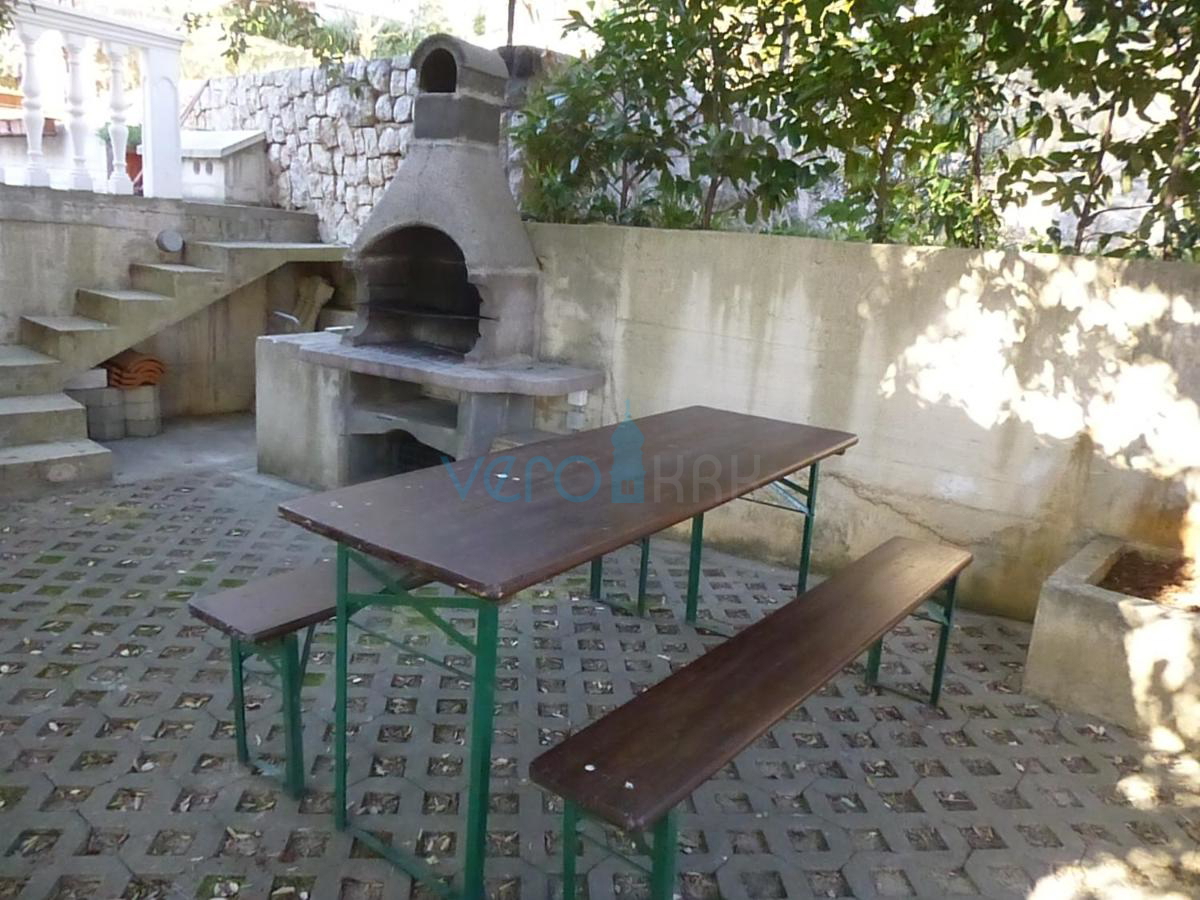 Otok Krk, Omišalj, samostojna hiša s 5 apartmaji, 170 m od morja, prodaja