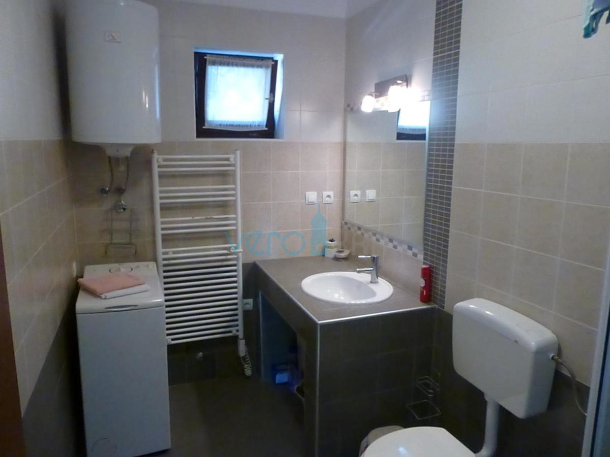 Otok Krk, Omišalj, samostojna hiša s 5 apartmaji, 170 m od morja, prodaja