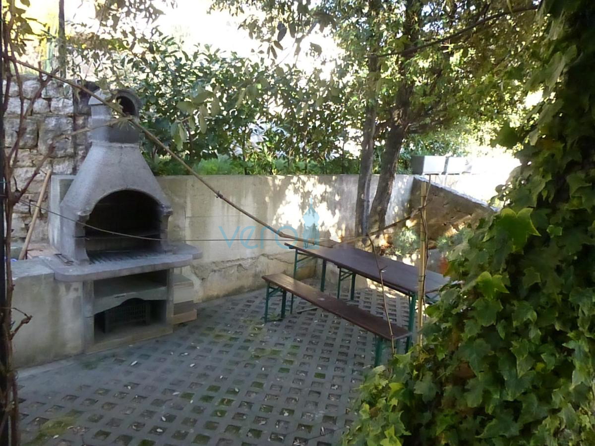 Otok Krk, Omišalj, samostojna hiša s 5 apartmaji, 170 m od morja, prodaja