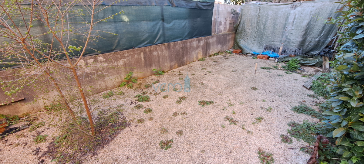 Malinska, okolica, dva stanovanja 83 m2 z vrtom, parkirišče, prodaja