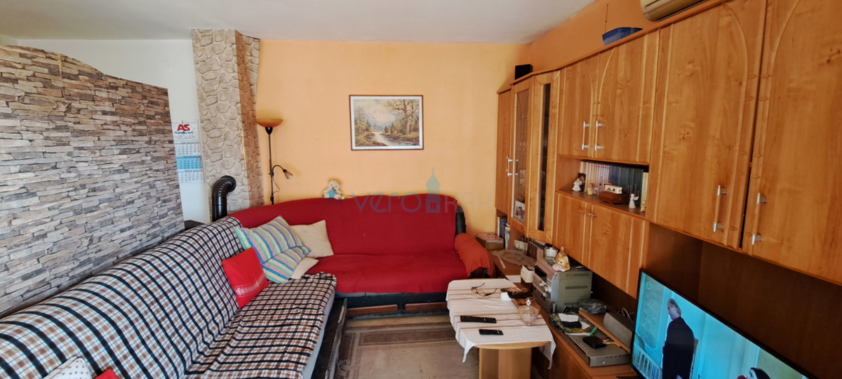 Malinska, okolica, dva stanovanja 83 m2 z vrtom, parkirišče, prodaja