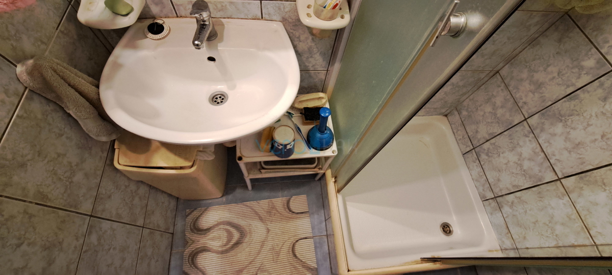 Malinska, okolica, dva stanovanja 83 m2 z vrtom, parkirišče, prodaja