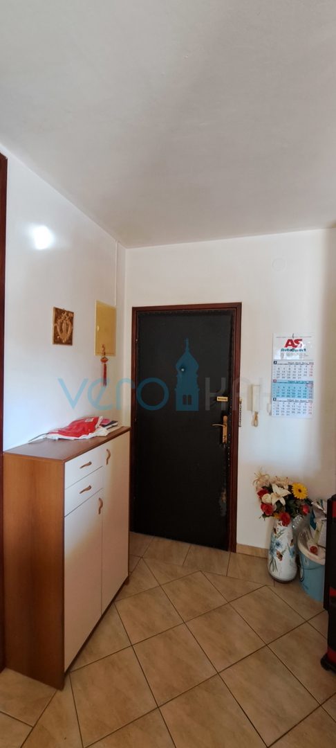 Malinska, okolica, dva stanovanja 83 m2 z vrtom, parkirišče, prodaja