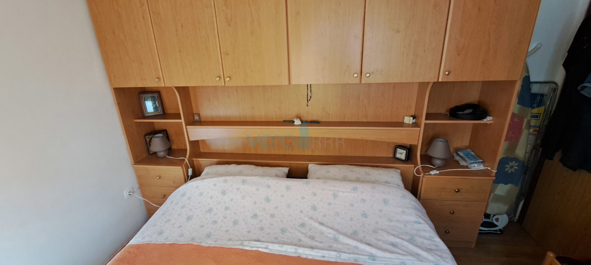 Malinska, okolica, dva stanovanja 83 m2 z vrtom, parkirišče, prodaja