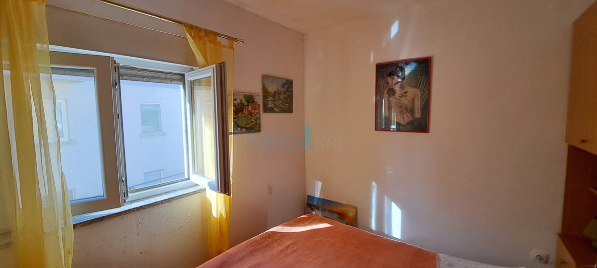 Malinska, okolica, dva stanovanja 83 m2 z vrtom, parkirišče, prodaja