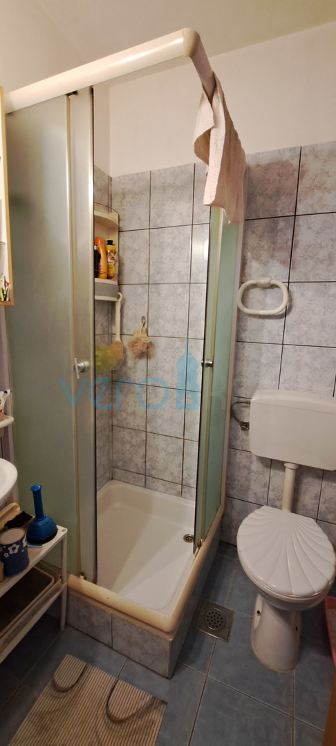 Malinska, okolica, dva stanovanja 83 m2 z vrtom, parkirišče, prodaja