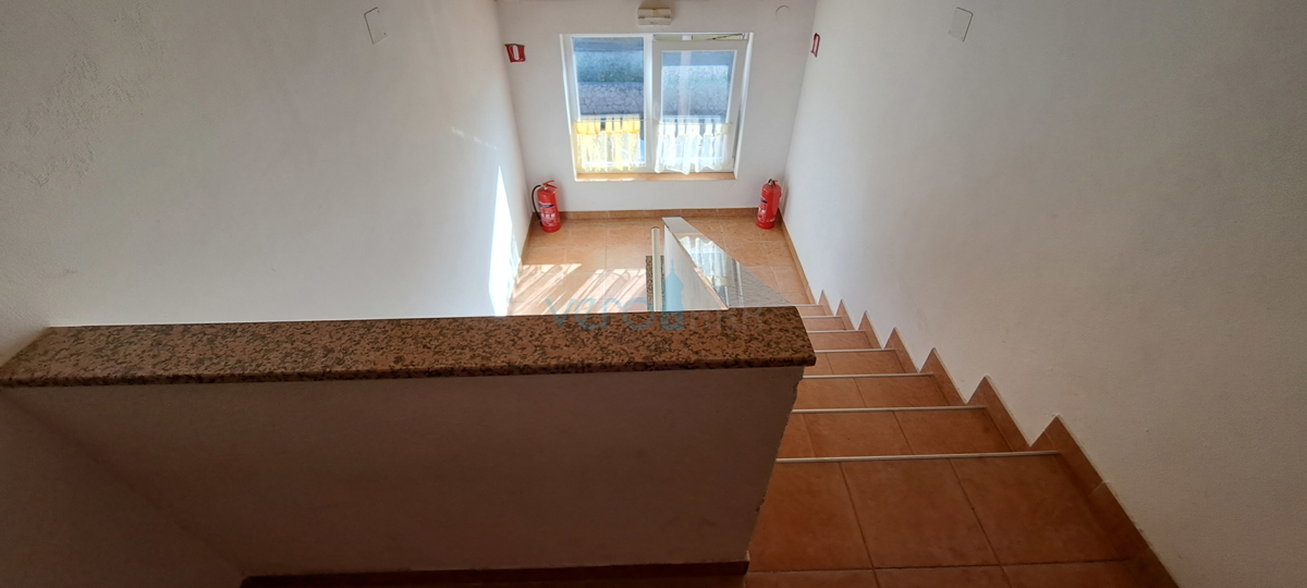 Malinska, okolica, dva stanovanja 83 m2 z vrtom, parkirišče, prodaja