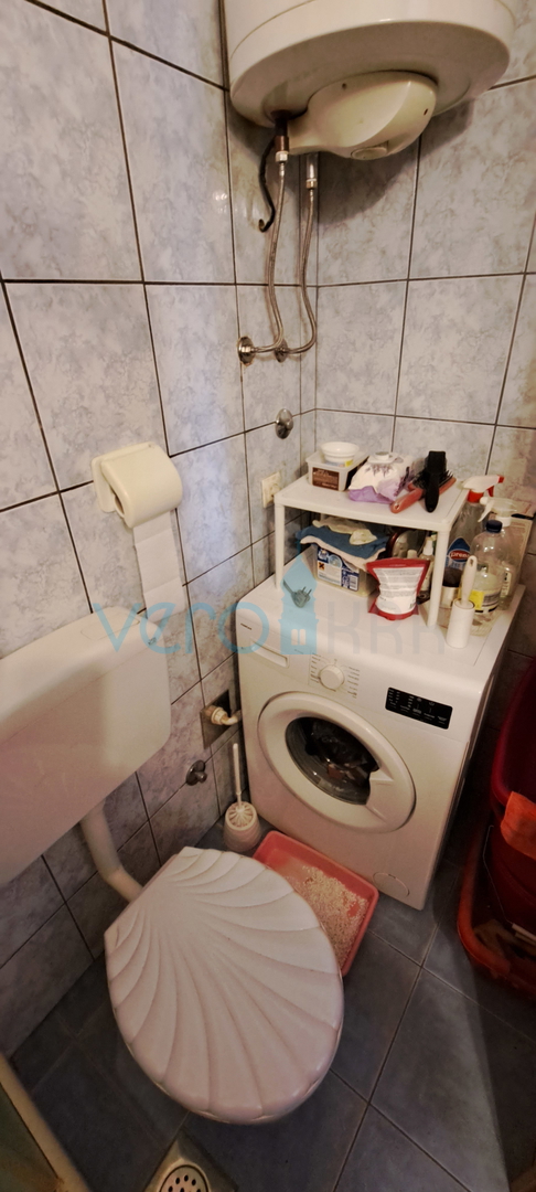 Malinska, okolica, dva stanovanja 83 m2 z vrtom, parkirišče, prodaja