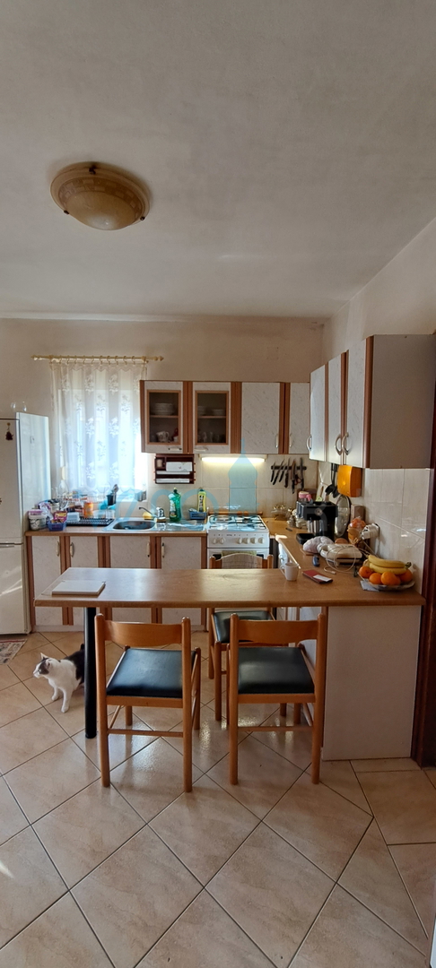 Malinska, okolica, dva stanovanja 83 m2 z vrtom, parkirišče, prodaja