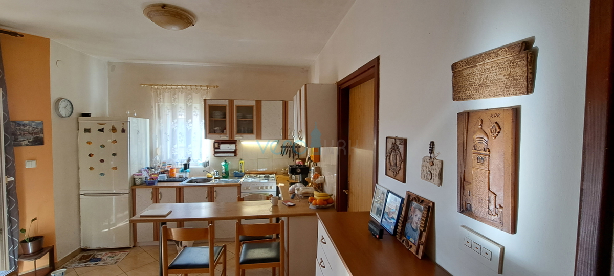 Malinska, okolica, dva stanovanja 83 m2 z vrtom, parkirišče, prodaja