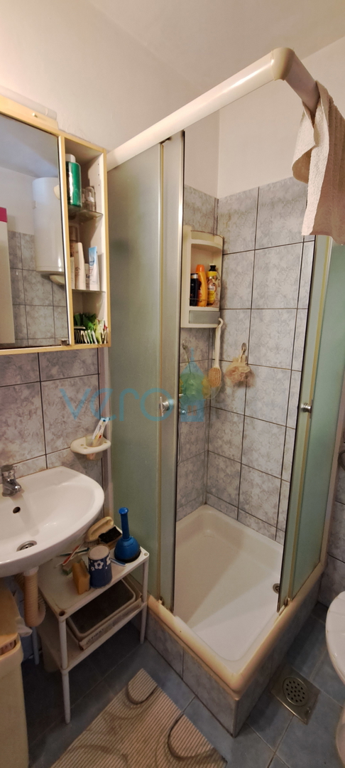 Malinska, okolica, dva stanovanja 83 m2 z vrtom, parkirišče, prodaja