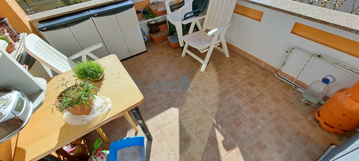 Malinska, okolica, dva stanovanja 83 m2 z vrtom, parkirišče, prodaja