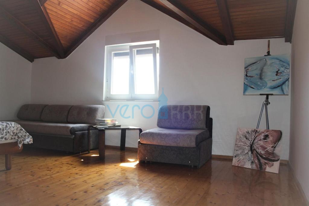 Krk, okolica, Dvojček z bazenom v idilični vasici, prodamo