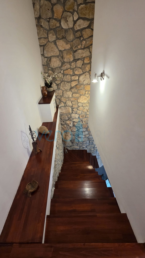Otok Krk, Dobrinj, okolica, prenovljena kamnita hiša s bazenom, prodaja