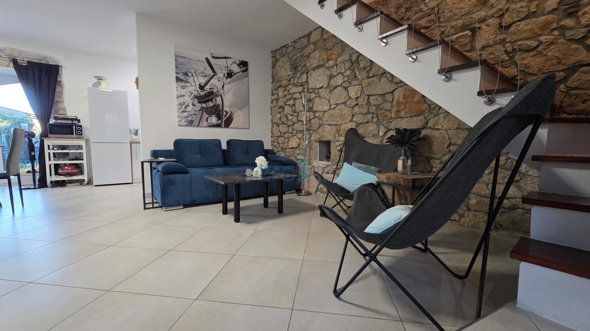 Otok Krk, Dobrinj, okolica, prenovljena kamnita hiša s bazenom, prodaja
