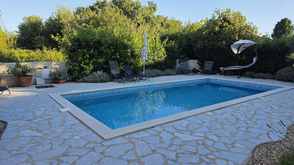 Otok Krk, Dobrinj, okolica, prenovljena kamnita hiša s bazenom, prodaja