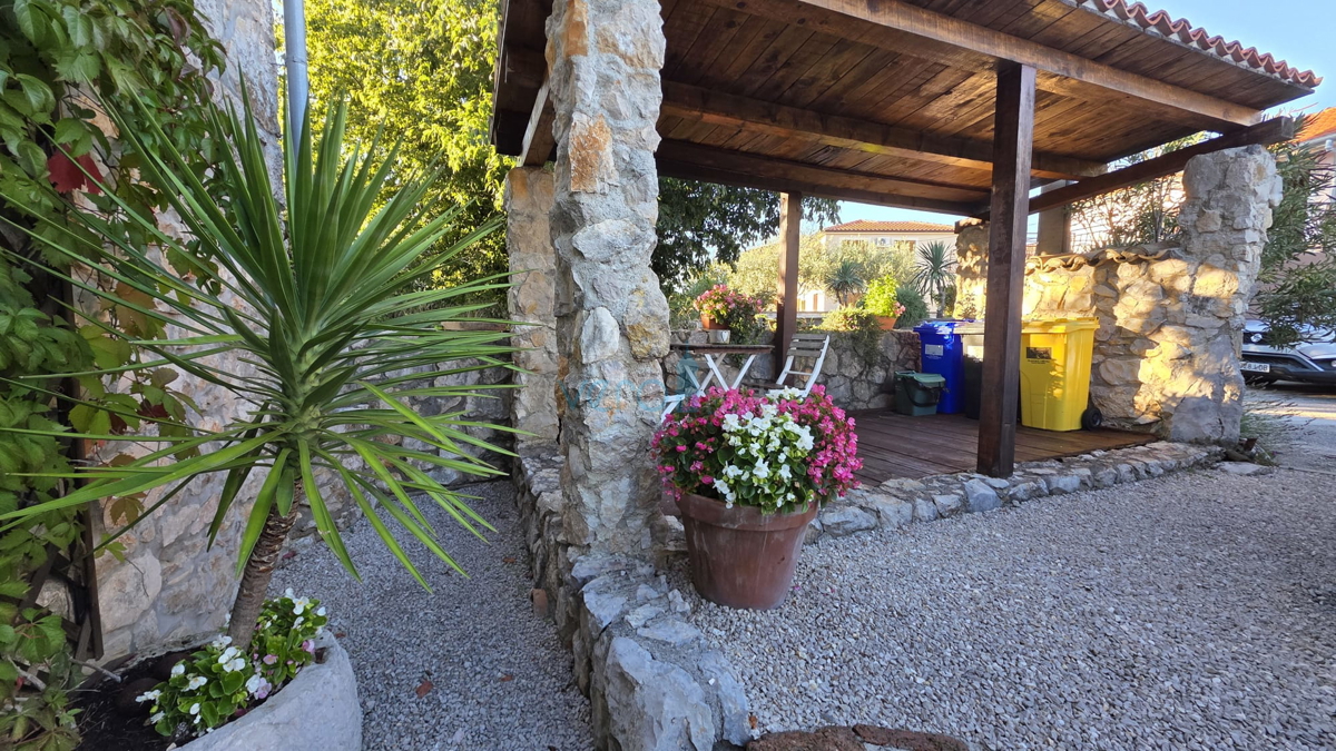 Otok Krk, Dobrinj, okolica, prenovljena kamnita hiša s bazenom, prodaja