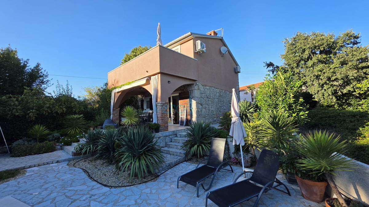Otok Krk, Dobrinj, okolica, prenovljena kamnita hiša s bazenom, prodaja
