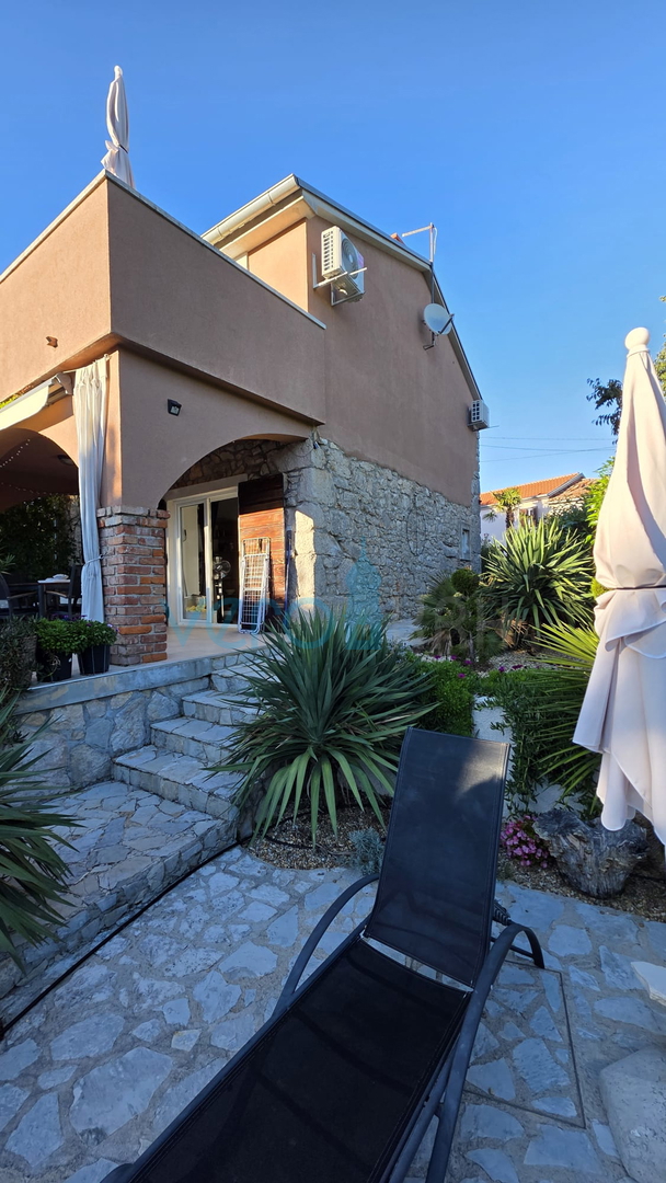 Otok Krk, Dobrinj, okolica, prenovljena kamnita hiša s bazenom, prodaja