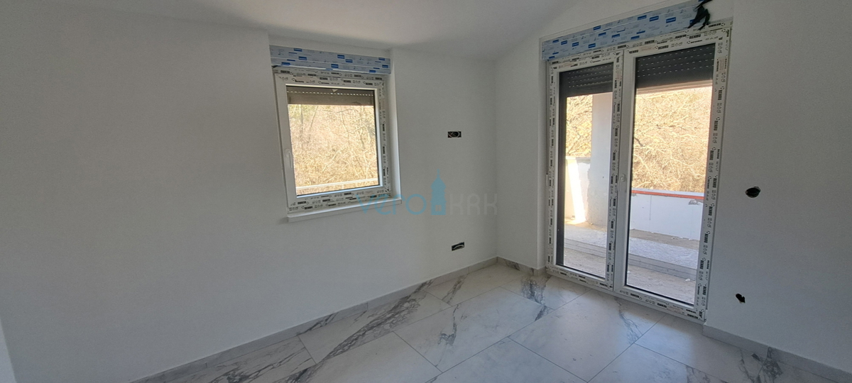 Uvala Soline, otok Krk, okolica, dvosobno stanovanje v 2. nadstropju, 2 terasi, novogradnja, razgled, prodaja