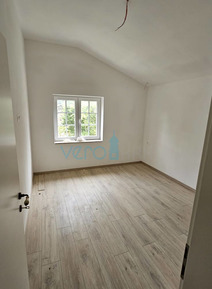Vrbnik, Risika, Dvojček 150m2 z bazenom, prodamo