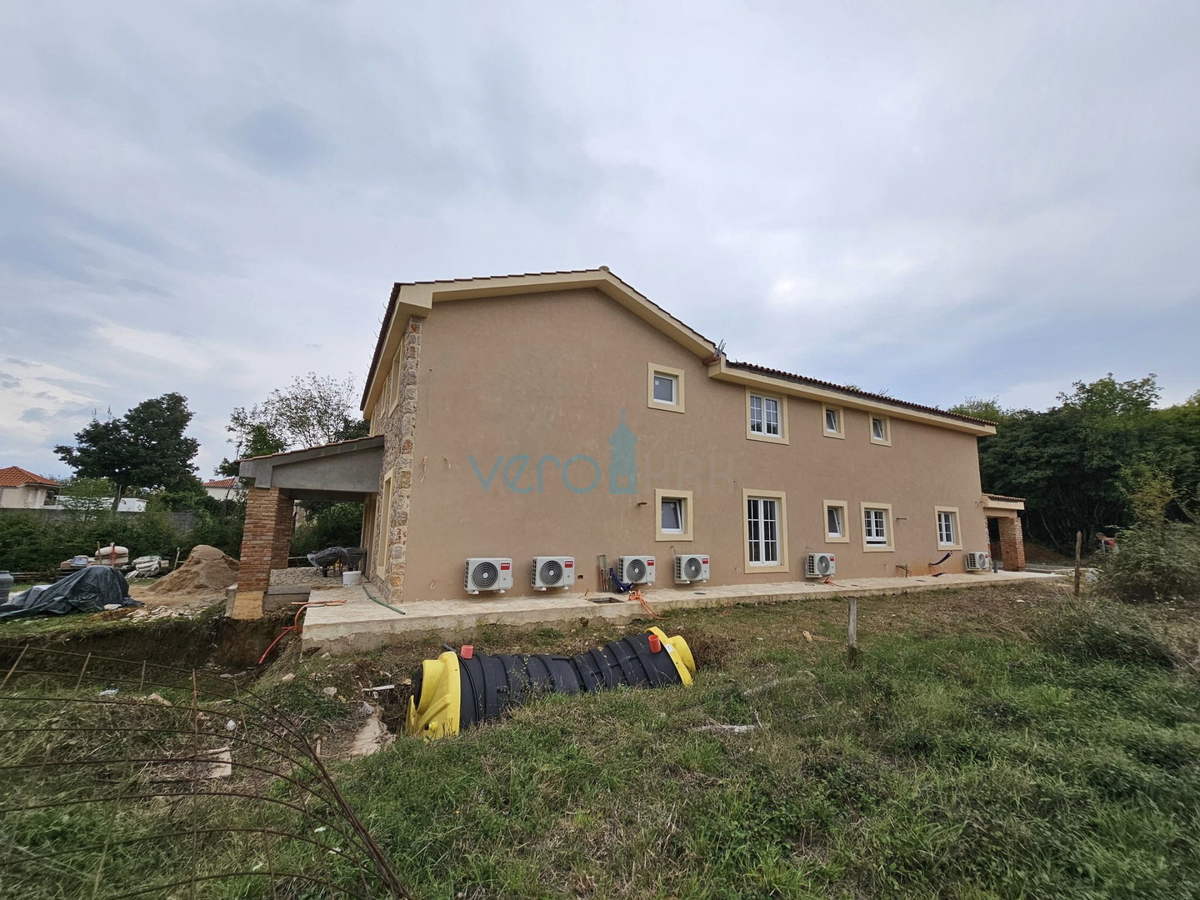 Vrbnik, Risika, Dvojček 150m2 z bazenom, prodamo