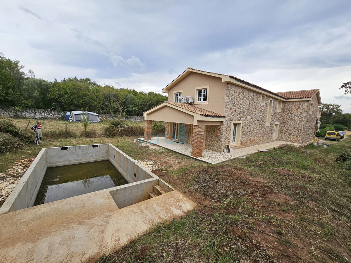 Vrbnik, Risika, Dvojček 150m2 z bazenom, prodamo