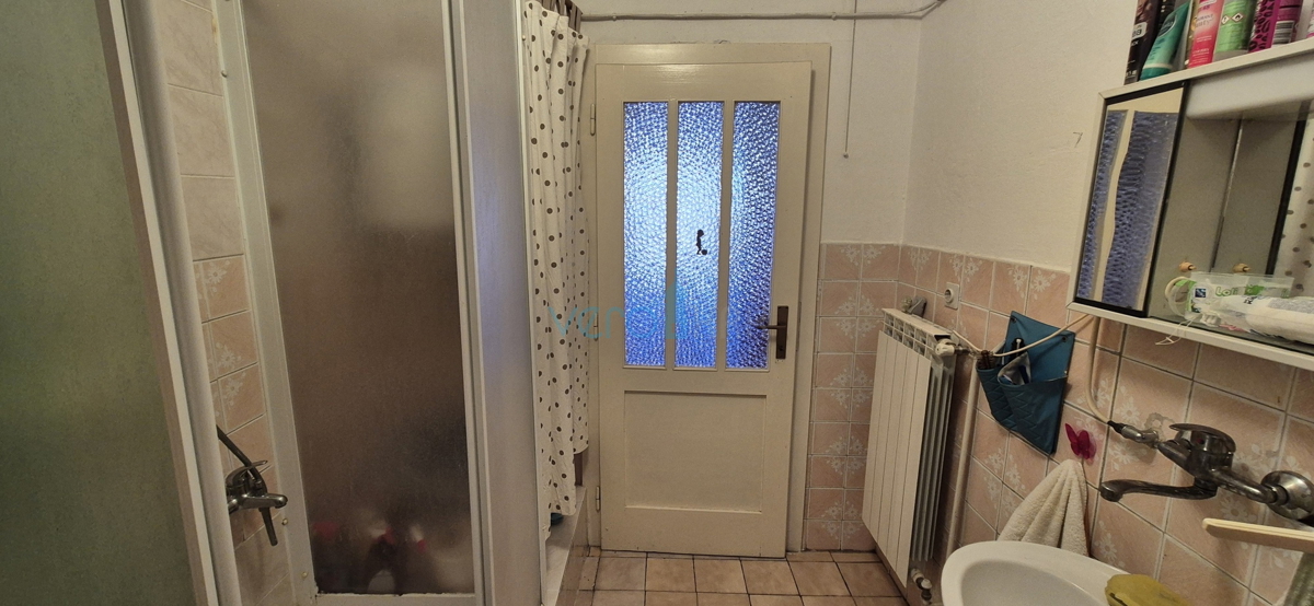 Dobrinj, otok Krk, samostojna kamnita hiša, pogled na morje, terasa, konoba, prodamo