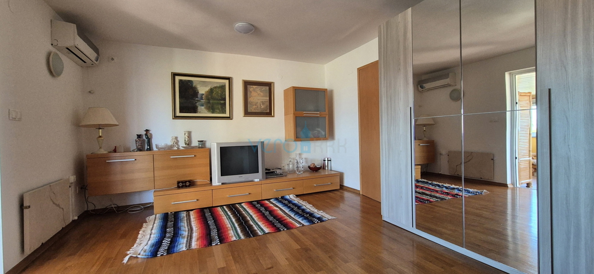 Malinska, otok Krk, dvojna hiša s pogledom, zemljišče, bližina morja, prodaja