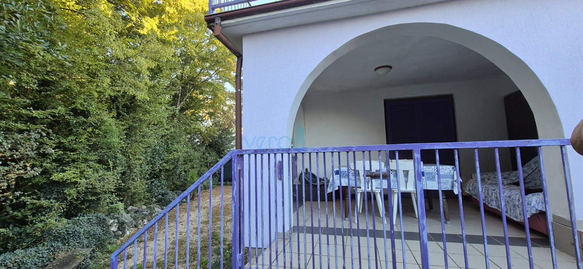 Otok Krk, Dobrinj, okolica, dvojna hiša z dvema apartmajema, razgled, vrt, prodaja