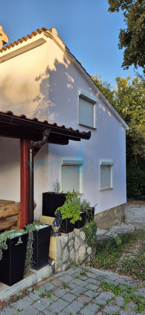 Otok Krk, Dobrinj, okolica, dvojna hiša z dvema apartmajema, razgled, vrt, prodaja