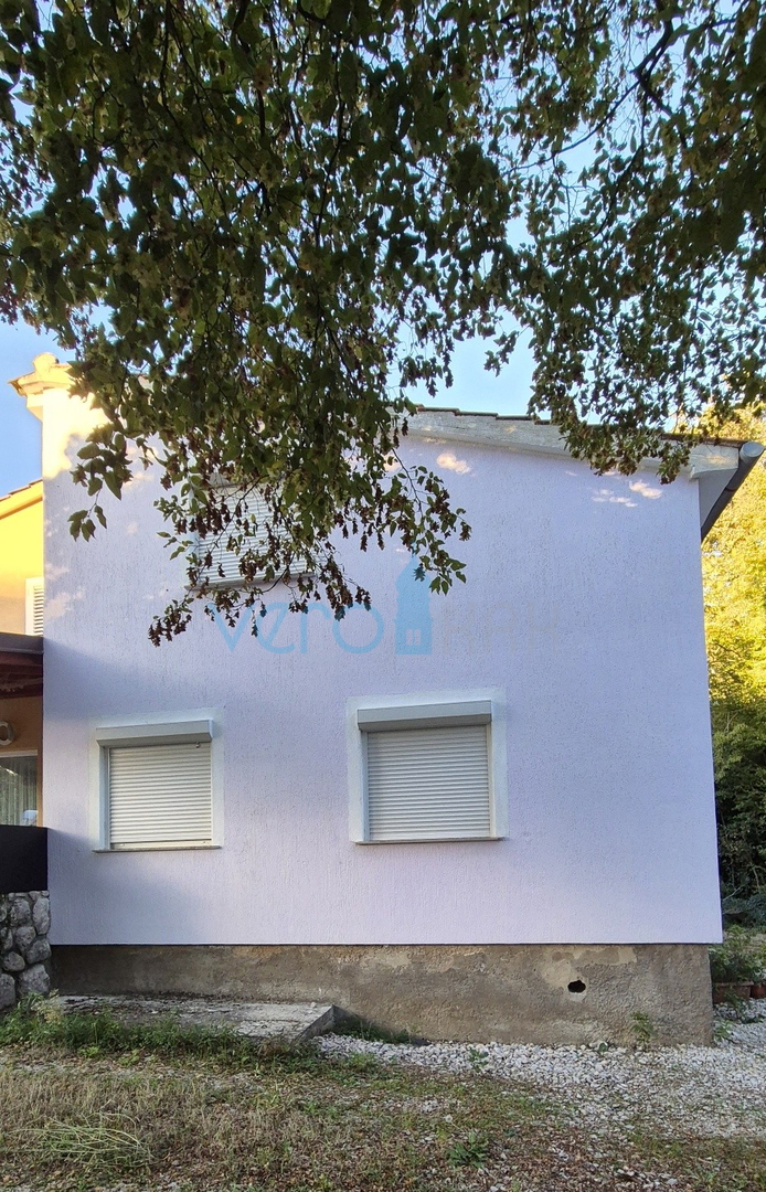 Otok Krk, Dobrinj, okolica, dvojna hiša z dvema apartmajema, razgled, vrt, prodaja