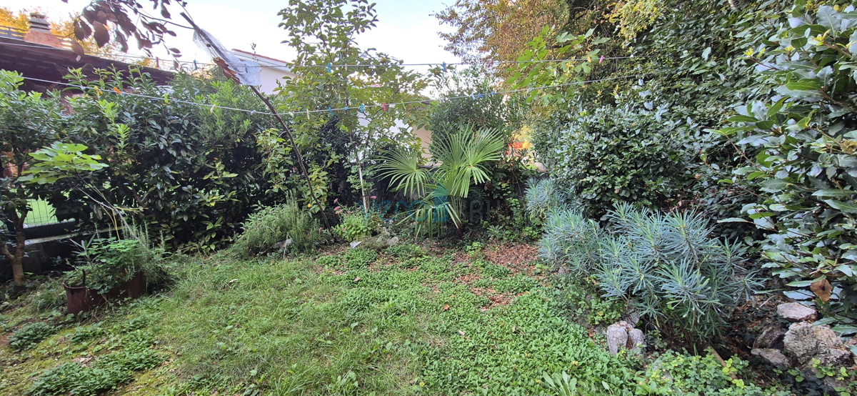 Otok Krk, Dobrinj, okolica, dvojna hiša z dvema apartmajema, razgled, vrt, prodaja