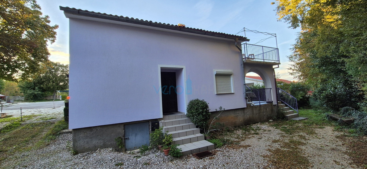 Otok Krk, Dobrinj, okolica, dvojna hiša z dvema apartmajema, razgled, vrt, prodaja
