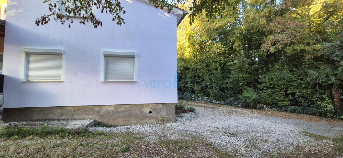 Otok Krk, Dobrinj, okolica, dvojna hiša z dvema apartmajema, razgled, vrt, prodaja